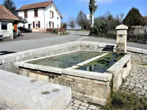 Fontaine-lavoir, rue Sous Frenois (© J.E)