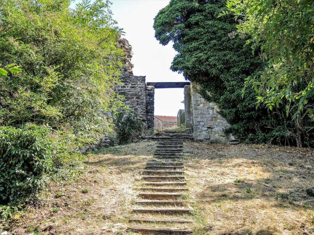 Vaudémont - Gate of betrayal, seen from outside the southern enclosure of the old castle (© J.E)