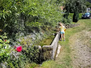 Kleiner Brunnen an der Spitze des Dorfes (© J.E)