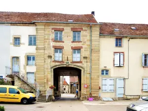 Entrance to the old castle - Interior side (© JE)