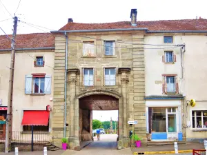 Entrance to the old castle - Outside side (© JE)