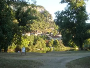 The beach and the village of Mezels