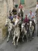 Vergèze - Gardians, chevaux et  taureaux dans les rues en fête