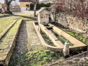 Fontaine-lavoir, lugar de tilos (© J.E)