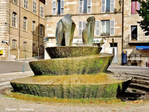 Vesoul - Fontaine devant l'église (© Jean Espirat)