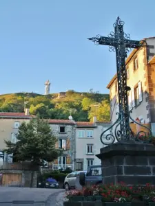 Le village, son calvaire et la Vierge de Monton