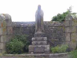 Gouberville - Statue de la vierge à côté de l'église