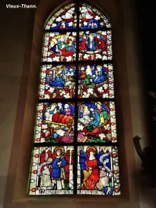 glas in lood raam van de Maagd van 1466 in de kerk ( © Jean Espirat )