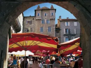 Die Arkaden der Place Notre-Dame