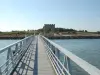 Voetgangersbrug van het Canal du Rhône in Sète, toegang tot het strand