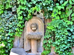 Oude kleine fontein in een steegje (© J. E)