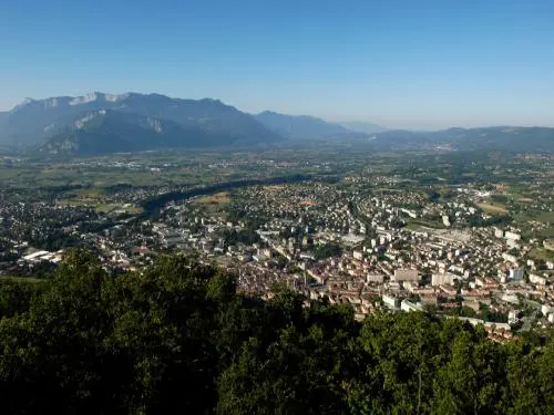 Voiron - Vue sur la ville de Voiron de Notre-Dame de Vouise (© Ardito)