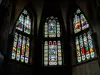Vidrieras del ábside de la iglesia de Saint-Didier (© JE)