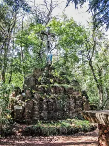 Altar in the heart of the forest, above the chapels in the woods (© JE)