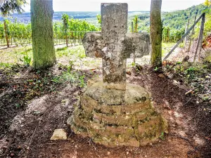 Old cross with illegible inscriptions (© JE)