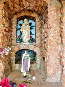 Interior of the first cave-chapel (© JE)