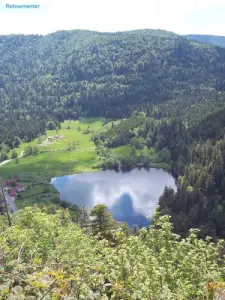Lac de Retournemer visto desde la Roca del Diablo