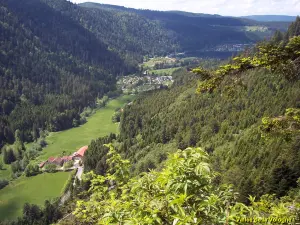 Valley of the Vologne and lake of Longemer, seen from the rock of the Devil (© J.E)