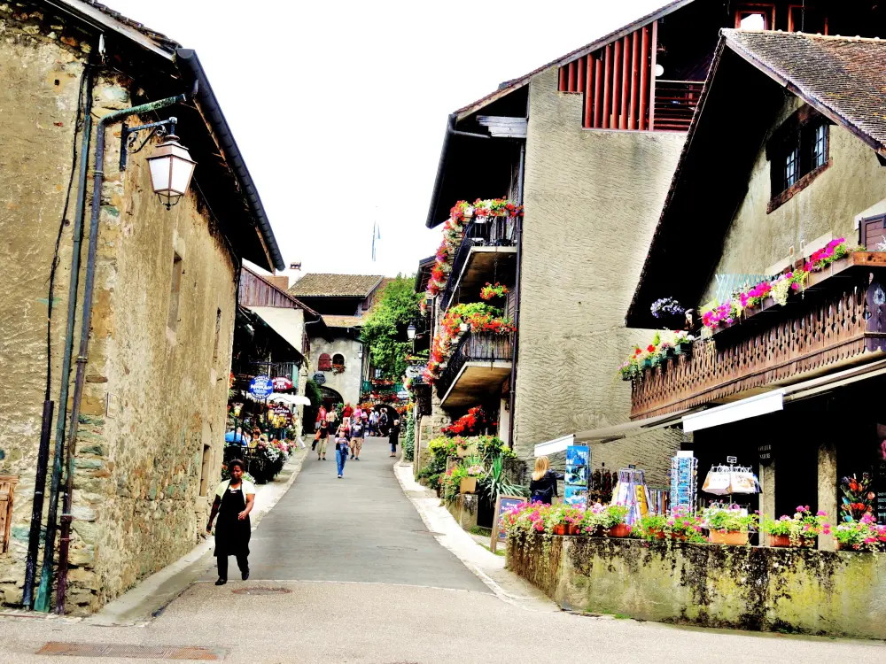 Yvoire - Une rue fleurie (© Jean Espirat)