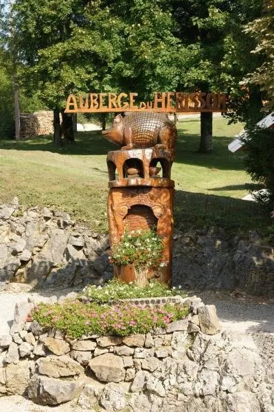 Auberge du Hérisson - Holiday & weekend hotel in La Chaux-du-Dombief