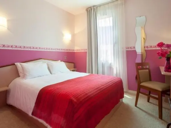 BRIT HOTEL Le Lion d'Or CHINON - Holiday & weekend hotel in Chinon