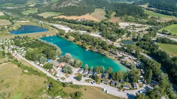 Camping Le Lac Bleu - Hôtel vacances & week-end à Châtillon-en-Diois