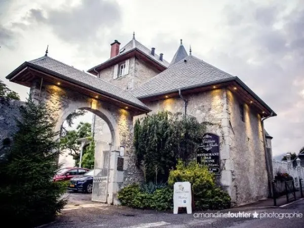 Château des Comtes de Challes - Hôtel vacances & week-end à Challes-les-Eaux