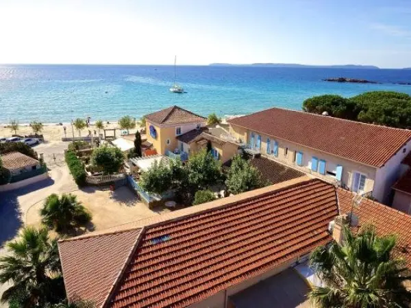 Hotel Les Flots Bleus - Holiday & weekend hotel in Le Lavandou