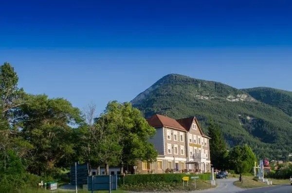Hôtel Lac Et Forêt - Hotel vacaciones y fines de semana en Saint-André-les-Alpes