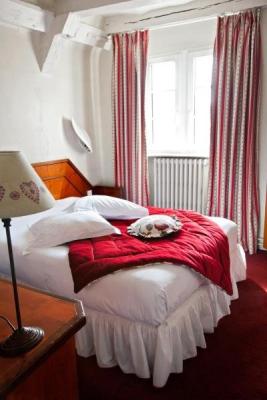 hotel schlafzimmer badezimmer holz balken weiß einrichtung