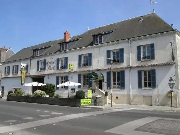 Logis Hostellerie Du Cheval Blanc - Hotel vacaciones y fines de semana en Sainte-Maure-de-Touraine
