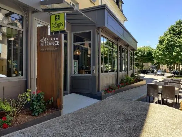 Logis Hôtel Restaurant de France - Hotel vakantie & weekend in Saint Geniez d'Olt et d'Aubrac