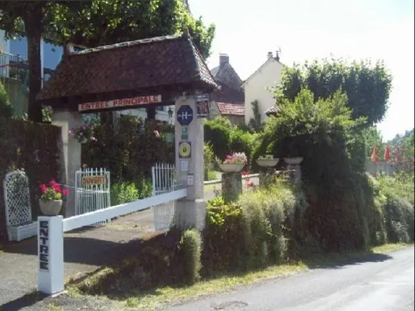 Les Tilleuls - Hotel Urlaub & Wochenende in Saint-Cirgues-de-Jordanne