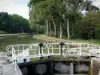 Бургундский канал - Замок № 29 сен-Виктор и обсаженный деревьями канал в Сен-Виктор-сюр-Уш, долина Уш