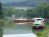Бургундский канал - Пристань для яхт Пон-д'Уш и пришвартованные к ней лодки