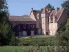 Домбы - Домб: Замок Сен-Поль-де-Варакс в окружении зелени