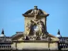 Замок Ферриер - Фасад замка Ферриер-ан-Бри: фронтон украшен часами