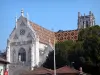 Королевский монастырь Бру - Вид на церковь Бру с ее скульптурным фасадом, крышей из полихромной глазурованной черепицы и колокольней; в городе Бург-ан-Бресс