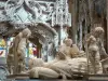 Королевский монастырь Бру - Интерьер церкви Бра в ярком готическом стиле: лежащая на могиле Филибр ле Бо (герцог Савойская) в окружении ангелов