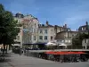 Лимож - Площадь де ла Мотт с террасами кафе, фасадом Тромпель и домами
