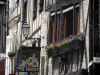 Лимож - Фасад фахверкового дома на улице де ла Бушери с окнами, украшенными цветами, фонарным столбом и табличкой