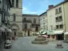 Лимож - Церковь Сен-Мишель-де-Лион и площадь Сен-Мишель с фонтаном, фонарными столбами, террасой кафе, магазинами и домами
