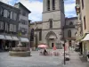 Лимож - Церковь Сен-Мишель-де-Лион и площадь Сен-Мишель с фонтаном, фонарными столбами, террасой кафе, магазинами и домами