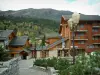 Мерибель - Кусты, фонарный столб, деревянные шале, резиденции горнолыжного курорта (зимние виды спорта), деревья в осеннем и еловом лесу