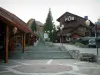 Мерибель - Место горнолыжного курорта (зимние виды спорта) с лестницей и деревянными шале