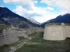 МОН-Дофин - Укрепления цитадели (крепости Вобан) с видом на горы