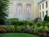 Нерис-ле-Бен - Фасад театра с фресками и растительный декор (цветы) курорта