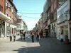 Объектив - Оживленная пешеходная улица с магазинами