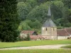 Пейзажи Верхней Марны - Колокольня церкви Сен-Пьер-ес-Лиен и крыши домов в деревне Сирей-сюр-Блез в окружении зелени в долине Блез