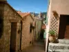 Святой Агнессы - Мощеная узкая улица, каменная лестница, вазоны и церковный шпиль